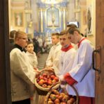 Obrazów. Wprowadzenie Obrazu Świętej Rodziny po renowacji / Grażyna Szlęzak-Wójcik / Radio Kielce