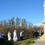 Ordynariusz diecezji sandomierskiej, ks. bp Krzysztof Nitkiewicz święci pomnik Świętego Marcina w Opatowie / Radio Kielce