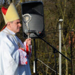 Ordynariusz diecezji sandomierskiej, ks. bp Krzysztof Nitkiewicz święci pomnik Świętego Marcina w Opatowie / Radio Kielce