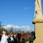 Ordynariusz diecezji sandomierskiej, ks. bp Krzysztof Nitkiewicz święci pomnik Świętego Marcina w Opatowie / Radio Kielce