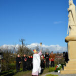Ordynariusz diecezji sandomierskiej, ks. bp Krzysztof Nitkiewicz święci pomnik Świętego Marcina w Opatowie / Radio Kielce