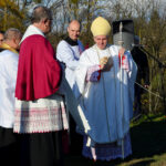 Ordynariusz diecezji sandomierskiej, ks. bp Krzysztof Nitkiewicz święci pomnik Świętego Marcina w Opatowie / Radio Kielce