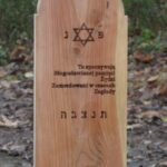 Oznakowanie miejsca wiecznego spoczynku kilkudziesięciu kobiet, dzieci i mężczyzn pochodzenia żydowskiego / Fot. Paweł Bochniak