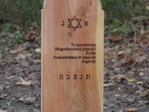 Oznakowanie miejsca wiecznego spoczynku kilkudziesięciu kobiet, dzieci i mężczyzn pochodzenia żydowskiego / Fot. Paweł Bochniak
