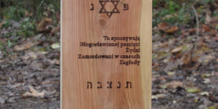 Oznakowanie miejsca wiecznego spoczynku kilkudziesięciu kobiet, dzieci i mężczyzn pochodzenia żydowskiego / Fot. Paweł Bochniak