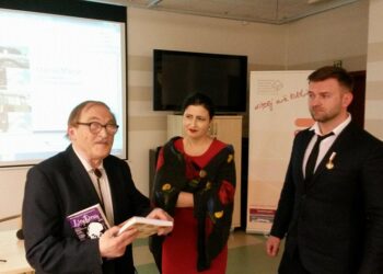 Wręczenie odznaki honorowej "Zasłużony dla Kultury Polskiej", Od lewej: Stanisław Nyczaj, Marlena Zynger, Maciej Mazur / Katarzyna Prędotka / Radio Kielce