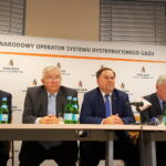 80-lecie istnienia sieci gazociągowej na ziemi sandomierskiej. Od prawej Radosław Słoniewski, dyrektor oddziału zakładu gazowniczego w Kielcach, poseł PiS Krzysztof Lipiec, poseł PiS Marek Kwitek, wicewojewoda Andrzej Bętkowski oraz Tomasz Nowosielski, zastępca dyrektora oddziału gazowniczego w Kielcach / Michał Kita / Radio Kielce