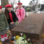 Harcerze z Siesławic przy grobie kpt. Andrzeja Brzuchala-Sikorskiego na cmentarzu w Busku-Zdroju / Szkoła Podstawowa w Siesławicach