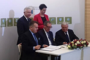 W Ministerstwie Środowiska podpisano umowę na dofinansowanie realizacji wartego prawie 4 miliony złotych projektu, który przewiduje utworzenie w Starachowicach terenów zielonych o powierzchni ponad 7 hektarów / Facebook