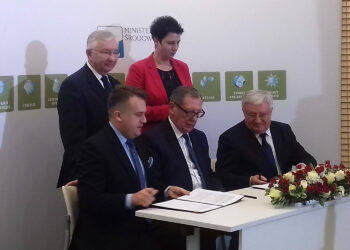 W Ministerstwie Środowiska podpisano umowę na dofinansowanie realizacji wartego prawie 4 miliony złotych projektu, który przewiduje utworzenie w Starachowicach terenów zielonych o powierzchni ponad 7 hektarów / Facebook