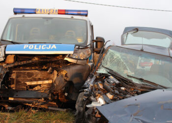 Kilka radiowozów ścigało samochód, który nie zatrzymał się do kontroli w Sandomierzu / podkarpacka.policja.gov.pl