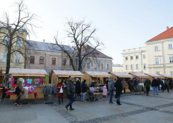Jarmark Bożonarodzeniowy na kieleckim Rynku (17 grudnia 2016) / Wojciech Habdas / Radio Kielce
