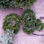 Kielce. Stoisko z choinkami na placu Wolności. Wieńce - cena od 10 do 20 zł / Katarzyna Prędotka / Radio Kielce