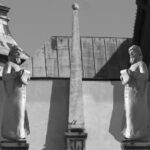 Wizualizajcie. Widok fasady wschodniej Muzeum Narodowego w Kielcach z rzeźbami posłów