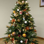 "Choinka pod Choinkę". Ubieranie choinki biskupa Krzysztofa Nitkiewicza / Radio Kielce