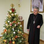 "Choinka pod Choinkę". Ubieranie choinki biskupa Krzysztofa Nitkiewicza / Radio Kielce