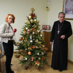 "Choinka pod Choinkę". Ubieranie choinki biskupa Krzysztofa Nitkiewicza / Radio Kielce