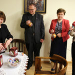 "Choinka pod Choinkę". Ubieranie choinki biskupa Krzysztofa Nitkiewicza / Radio Kielce