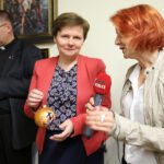 "Choinka pod Choinkę". Ubieranie choinki biskupa Krzysztofa Nitkiewicza / Radio Kielce