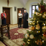 "Choinka pod Choinkę". Ubieranie choinki biskupa Krzysztofa Nitkiewicza / Radio Kielce