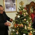 "Choinka pod Choinkę". Ubieranie choinki biskupa Krzysztofa Nitkiewicza / Radio Kielce