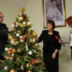 "Choinka pod Choinkę". Ubieranie choinki biskupa Krzysztofa Nitkiewicza / Radio Kielce