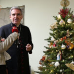 "Choinka pod Choinkę". Ubieranie choinki biskupa Krzysztofa Nitkiewicza / Radio Kielce