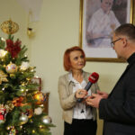"Choinka pod Choinkę". Ubieranie choinki biskupa Krzysztofa Nitkiewicza / Radio Kielce