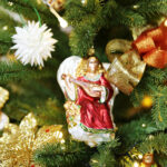 "Choinka pod Choinkę". Ubieranie choinki biskupa Krzysztofa Nitkiewicza / Radio Kielce