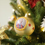 "Choinka pod Choinkę". Ubieranie choinki biskupa Krzysztofa Nitkiewicza / Radio Kielce