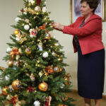 "Choinka pod Choinkę". Ubieranie choinki biskupa Krzysztofa Nitkiewicza / Radio Kielce