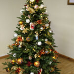 "Choinka pod Choinkę". Ubieranie choinki biskupa Krzysztofa Nitkiewicza / Radio Kielce