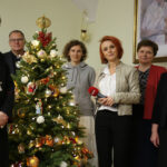 "Choinka pod Choinkę". Ubieranie choinki biskupa Krzysztofa Nitkiewicza / Radio Kielce