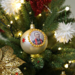 "Choinka pod Choinkę". Ubieranie choinki biskupa Krzysztofa Nitkiewicza / Radio Kielce