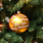 "Choinka pod Choinkę". Ubieranie choinki biskupa Krzysztofa Nitkiewicza / Radio Kielce