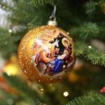 "Choinka pod Choinkę". Ubieranie choinki biskupa Krzysztofa Nitkiewicza / Radio Kielce