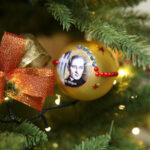 "Choinka pod Choinkę". Ubieranie choinki biskupa Krzysztofa Nitkiewicza / Radio Kielce