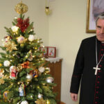 "Choinka pod Choinkę". Ubieranie choinki biskupa Krzysztofa Nitkiewicza / Radio Kielce