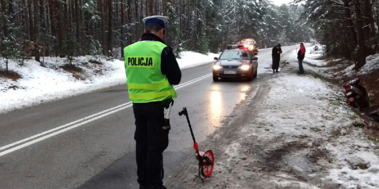 Wypadek  na leśnym odcinku między Rakowem, a Szydłowem, w którym zginął 30-letni motocyklista / Policja