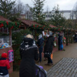 Na Placu pod Skałkami rozpoczął się w piątek Jarmark Bożonarodzeniowy / Tomasz Piwko / Radio Kielce