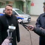 Nowy radiowóz dla Straży Miejskiej w Starachowicach. Od lewej: Marek Materek, prezydent Starachowic i starszy inspektor Artur Słowik, Straż Miejska w Starachowicach / Tomasz Piwko / Radio Kielce