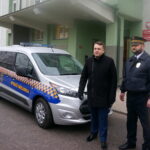 Nowy radiowóz dla Straży Miejskiej w Starachowicach. Od lewej: Marek Materek, prezydent Starachowic i starszy inspektor Artur Słowik, Straż Miejska w Starachowicach / Tomasz Piwko / Radio Kielce