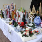 Staszów. Wspólne ubieranie choinki / Grażyna Szlęzak - Wójcik / Radio Kielce