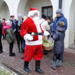 Staszów. Wspólne ubieranie choinki / Grażyna Szlęzak - Wójcik / Radio Kielce