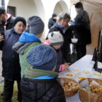 Staszów. Wspólne ubieranie choinki / Grażyna Szlęzak - Wójcik / Radio Kielce