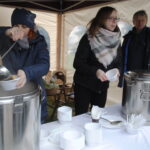 Staszów. Wspólne ubieranie choinki / Grażyna Szlęzak - Wójcik / Radio Kielce