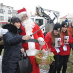 Staszów. Wspólne ubieranie choinki / Grażyna Szlęzak - Wójcik / Radio Kielce