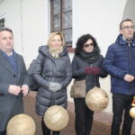 Staszów. Wspólne ubieranie choinki / Grażyna Szlęzak - Wójcik / Radio Kielce