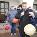 Staszów. Wspólne ubieranie choinki / Grażyna Szlęzak - Wójcik / Radio Kielce