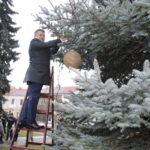 Staszów. Wspólne ubieranie choinki / Grażyna Szlęzak - Wójcik / Radio Kielce